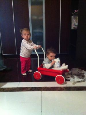 Hannah im Lauflernwagen